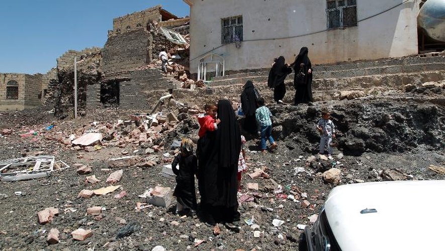 Une famille yéménite observe les destructions à Sanaa, au Yémen, le 23 septembre 2014