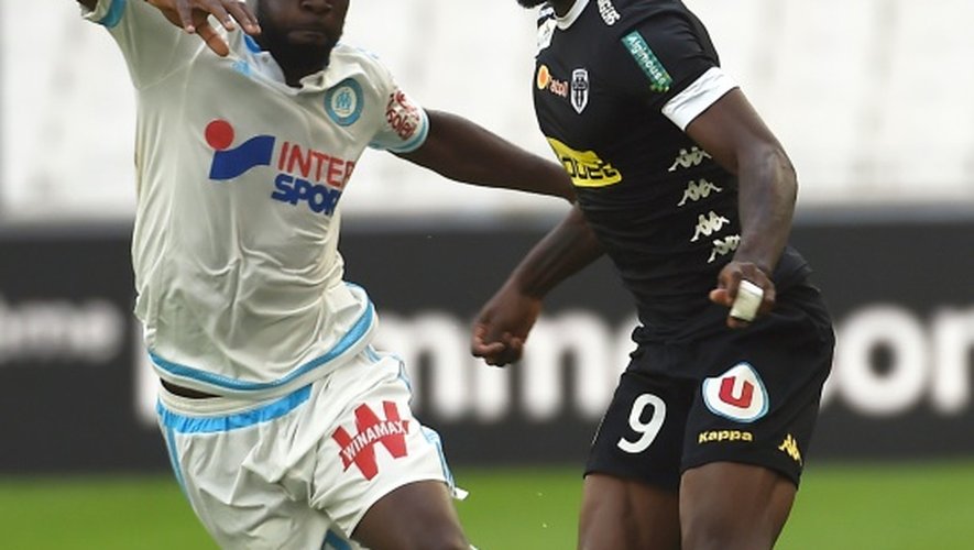 Le milieu de Marseille Lassana Diarra (g) à la lutte avec le milieu d'Angers Abdoul Camara en L1, le 27 septembre 2015 au Stade Vélodrome
