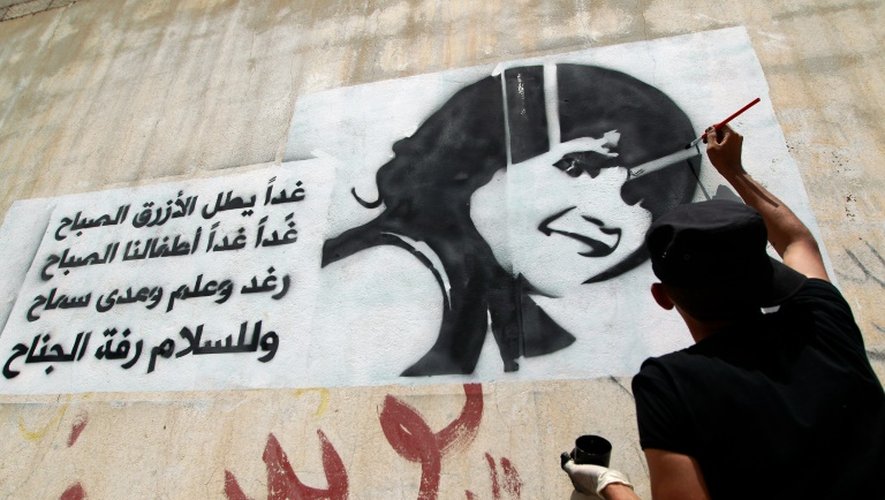 Un artiste tente d'alerter sur la mort et l'exploitation des enfants dans le conflit au Yémen, le 11 août 2016 à Sanaa