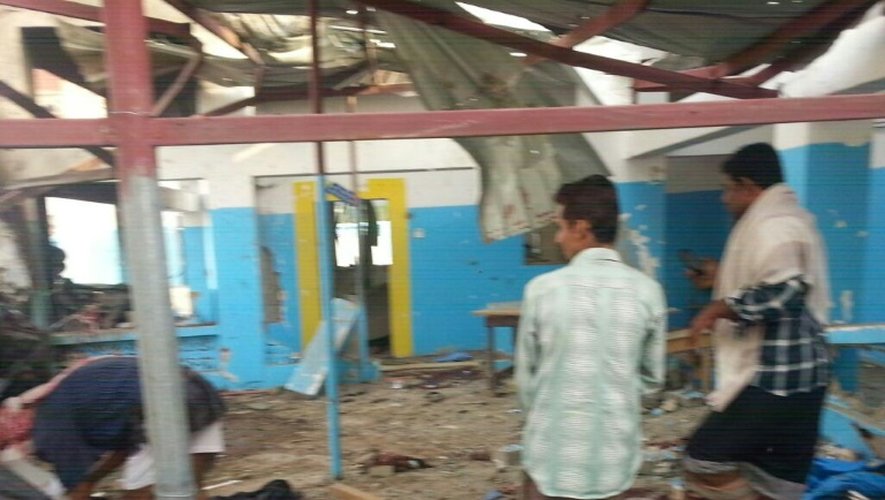 Photo fournie par Médecins sans frontières (MSF) montrant les dégâts dans un hôpital touché par un raid aérien dans la ville d'Abs au Yémen, le 15 août 2016