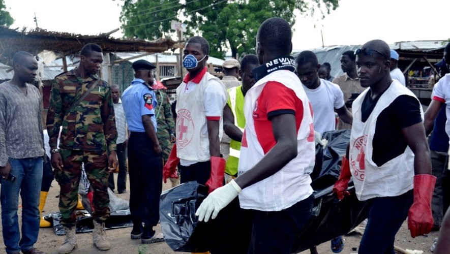 Des personnels de la Croix-Rouge nigériane transportent le corps d'une victime tuée dans une explosion à Maiduguri, le 31 juillet 2015