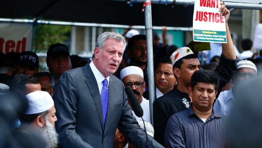 Le maire de New York, Bill De Blasio, prononce un discours aux funérailles d'un imam et de son assistant tués par balles, le 15 août 2016