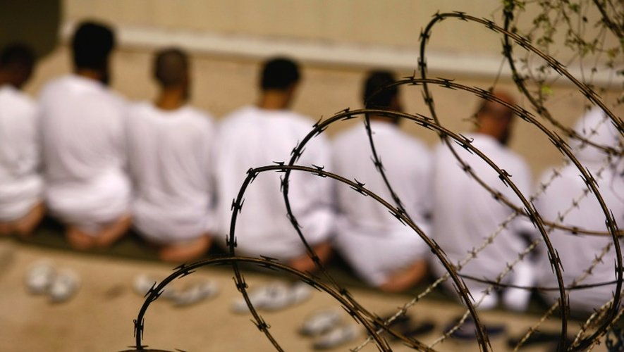 Des détenus prient à l'aube dans la prison américaine de Guantanamo, le 28 octobre 2009