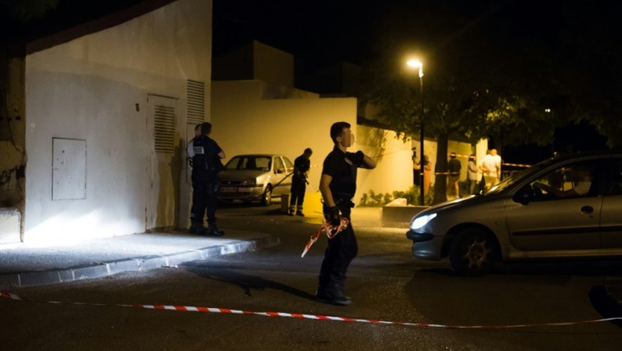 Des policiers nettoient les lieux où un homme a été abattu dans le quartier de la Cayole à Marseille, le 16 août 2016