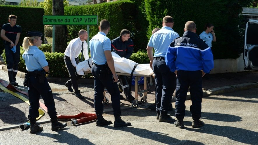 Gendarmes et pompiers aident les pompes funèbres à évacuer le corps d'une des victimes des inondations qui ont touché Mandelieu-la-Napoule, dans les Alpes-Maritimes, le 4 octobre 2015