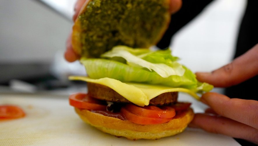 Le chef Johannes Thenerl prépare un "burger vegan" à L'Herbivore", restaurant vegan à  Berlin, le 29 avril 2016