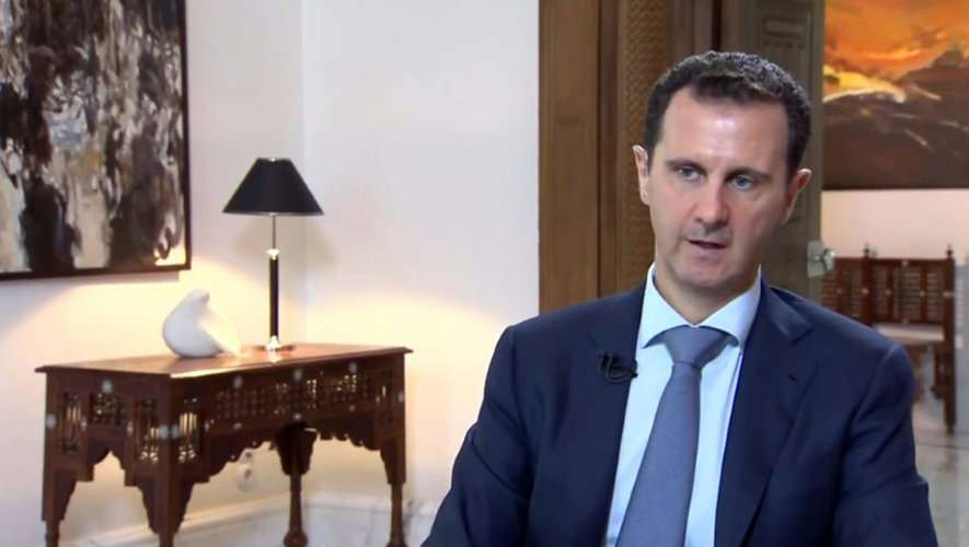 Image fournie par la présidence syrienne, le 4 octobre 2015, du président Bachar al-Assad lors d'une interview à la télévision iranienne Khabar à Damas