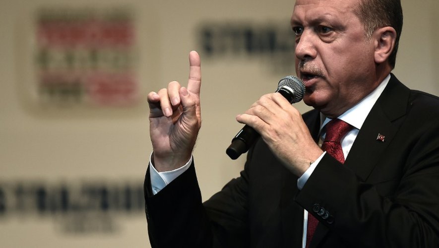 Le président turc Recep Tayyip Erdogan s'adresse à la foule lors d'un rassemblement de ses partisans à Strasbourg (France), le 4 octobre 2015