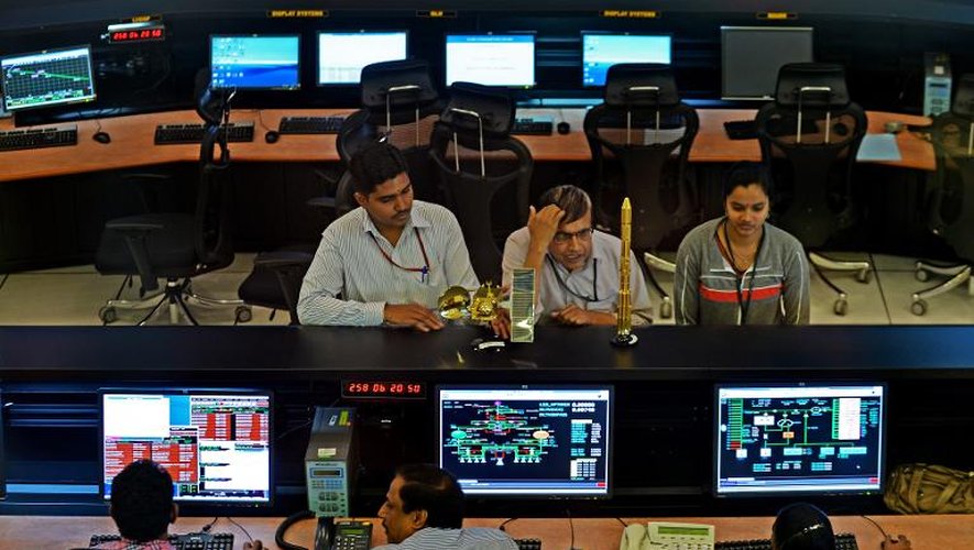 Des ingénieurs et scientifiques indiens dans le centre de contrôle gérant la sonde spatiale indienne Mars Orbiter Mission (MOM), à Bangalore le 15 septembre 2014