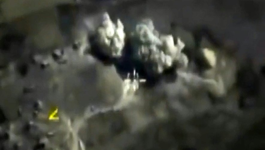 Image tirée d'une vidéo diffusée sur le site du ministère russe de la Défense, le 3 octobre 2015, montrant une explosion à la suite d'une frappe aérienne russe contre un dépôt d'explosifs à Raqa, en Syrie