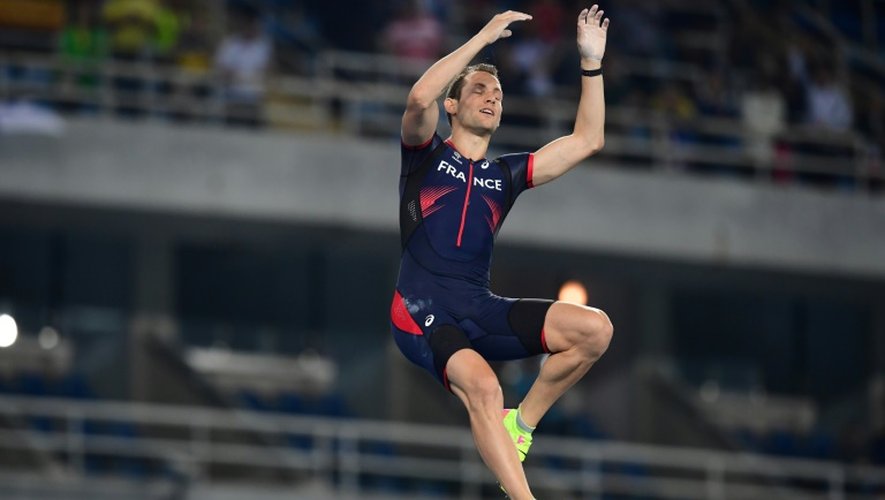 Renaud Lavillenie lors de la finale du saut à la perche aux JO de Rio, le 15 août 2016