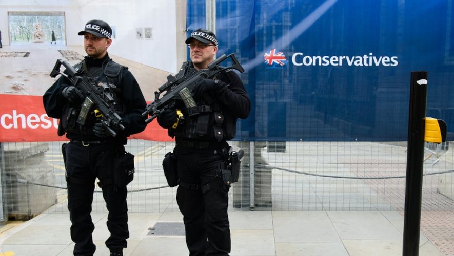 Des policiers britanniques armés surveillent l'entrée principale du Congrès annuel des conservateurs, le 4 octobre 2015 à Manchester