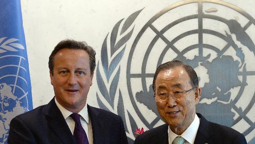 Le secrétaire général des Nations unies, Ban Ki-moon (g) et le Premier ministre britannique David Cameron aux Nations Unies à New York le 23 septembre 2014