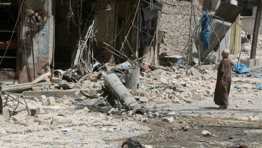 Destruction à Alep, en Syrie, après un raid aérien contre des quartiers contrôlés par les rebelles, le 16 août 2016