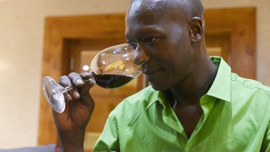 Le vigneron Mokhsine Diouf goûte le vin du "Clos des Baobabs" le 15 septembre 2015 à Nguekhokh