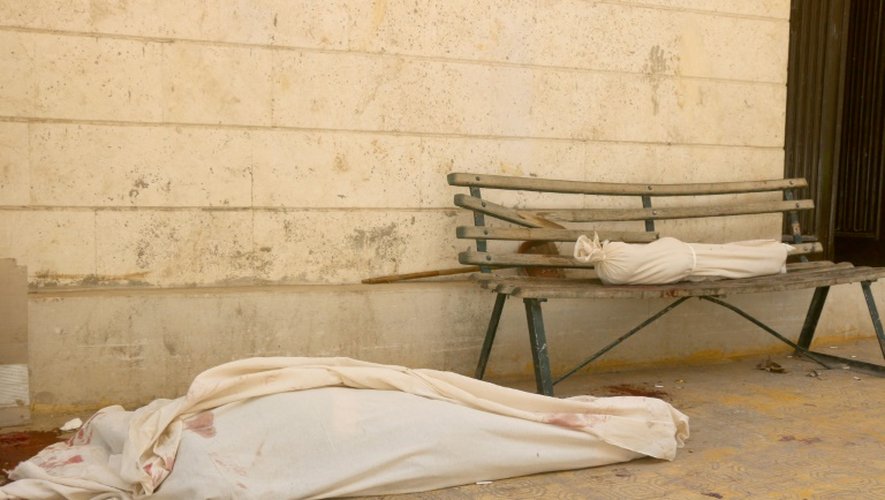 Des corps devant un hôpital à Alep, en Syrie, après un bombardement, le 16 août 2016