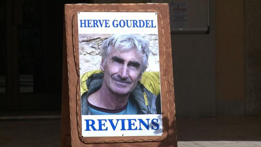 Capture d'écran d'un portrait d'Hervé Gourdel, placé sous les arcades de la mairie de Saint-Martin-Vésubie (Alpes-Maritimes), le 23 septembre 2014