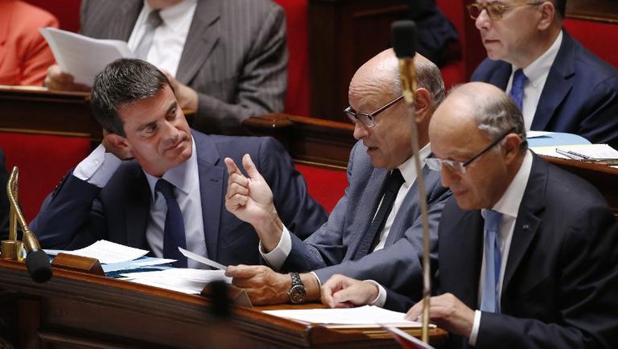 (De g à d) Le Premier ministre Manuel Valls, le ministre pour les relations avec le Parlement Jean-Marie Le Guen et le ministre des Affaires étrangères Laurent Fabius, le 17 septembre 2014 à Paris