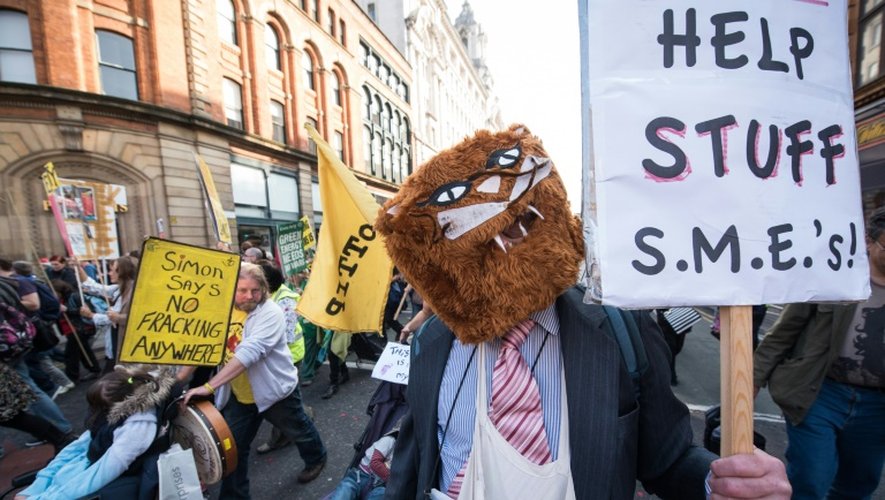 Des manifestants dans les rues de Manchester contre le gouvernement de David Cameron le 4 octobre 2015