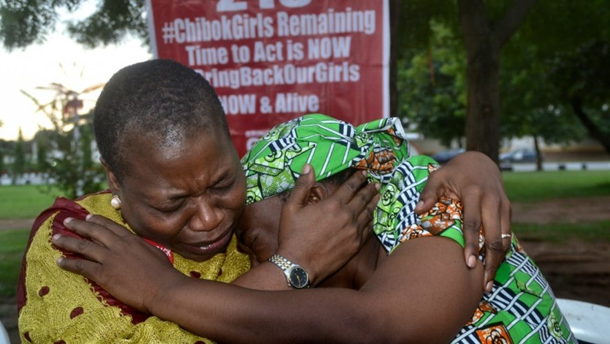 La coordinatrice du collectif "Bring Back Our Girls", Obby Ezekwesili (à g.), tente de consoler la mère d'une fille qui apparaît dans la vidéo diffusée paar Boko Haram, le 14 août 2016 à Abuja