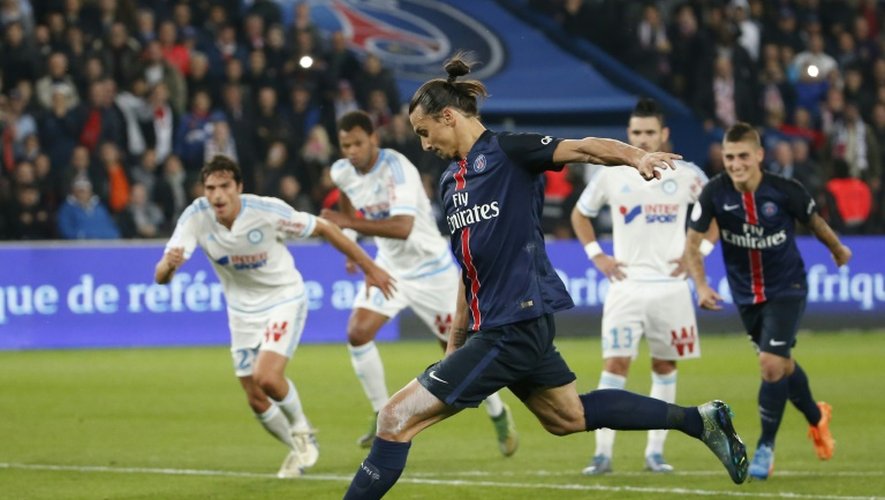L'attaquant du PSG Zlatan Ibrahimovic transforme un penalty face à l'OM, le 4 octobre 2015 au Parc des Princes