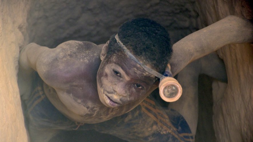 Un jeune mineur sort de la galerie d'une mine d'or clandestine au Burkina-Faso, le 20 février 2014, dans le village de Nobsin