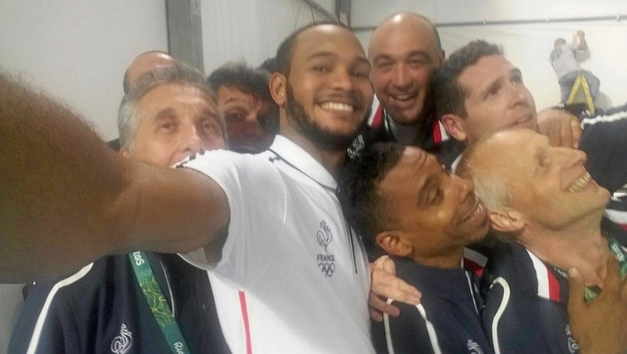 Séance selfie pour le Ruthénois, armurier des équipes de France.
