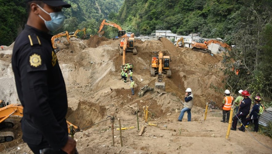 Opérations de recherche des victimes d'un glissement de terrain, le 4 octobre 2015 à Santa Catarina Pinula, au Guatemala