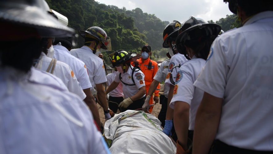 Des équipes de secours transportent le corps d'une victime d'un glissement de terrain, le 4 octobre 2015 à Santa Catarina Pinula, au Guatemala