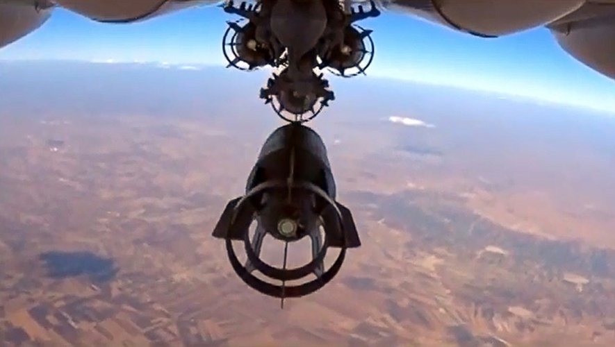 Image tirée d'une vidéo diffusée sur le site du ministère russe de la Défense, le 6 octobre 2015, montrant le largage d'une bombe lors d'une frappe aérienne russe en Syrie