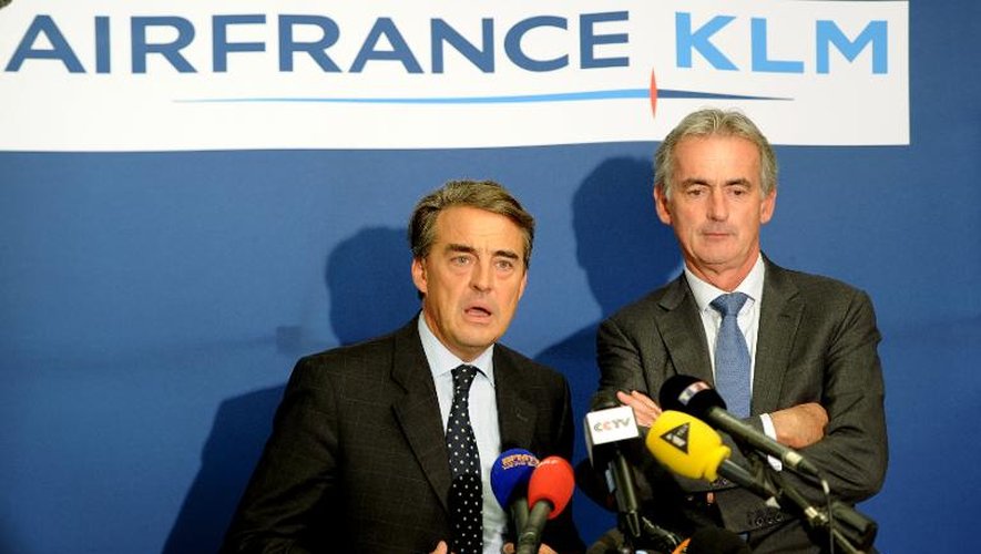 Le PDG du groupe Air France KLM, Alexandre de Juniac (g), et le directeur d'Air France, Frédéric Gagey, lors d'une conférence de presse, le 22 septembre 2014 à Paris