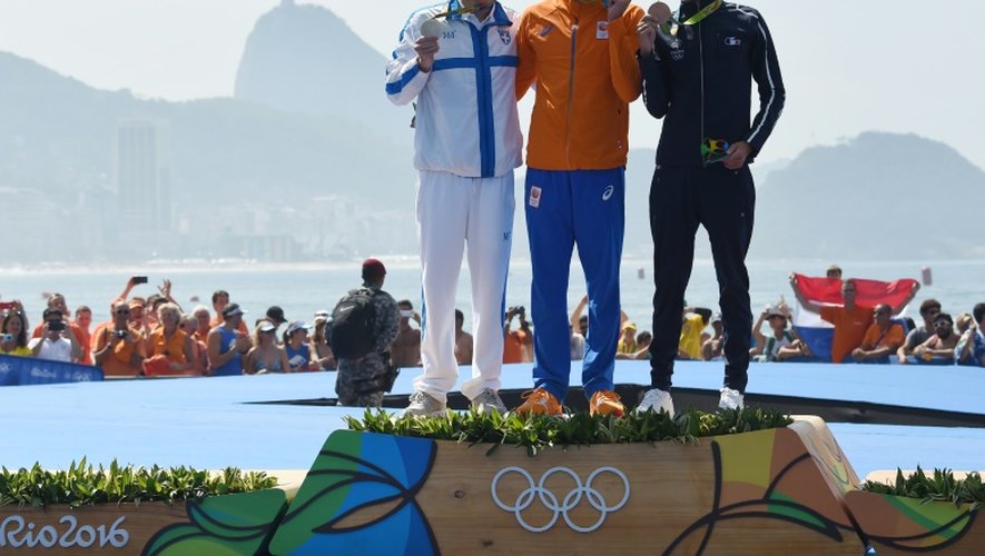 Le podium du 10 km eau libre, le Néerlandais Ferry Weertman vainqueur, entouré du Grec Spiros Giannotis (2e) et du Français Marc-Antoine Olivier, aux JO de Rio le 16 août 2016