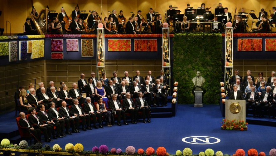Le président de la Fondation Albert Nobel, Carl-Henrik Heldin (r) ouvre la cérémonie des Nobel, le 10 décembre 2014 à Stockholm