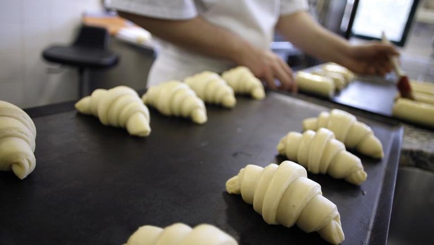 Un apprenti prépare des croissants et des pains au chocolat à l'Institut national de Boulangerie et pâtisserie à Rouen