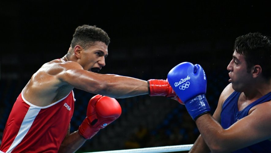 Le boxeur français Tony Yoka (g) face au Jordanien Hussein Iashaish en quart de finale des + de 91 kg, le 16 août 2016 à Rio