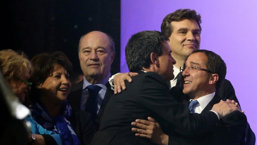 Manuel Valls donne une accolade à Faouzi Lamdaoui le 6 mai 2012 à Paris devant Martine Aubry et Arnaud Montebourg