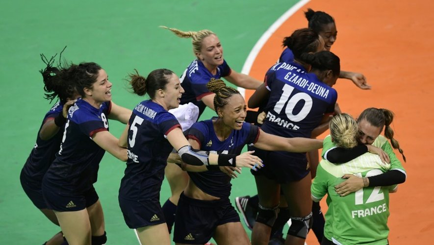 La joie des handballeuses françaises après leur victoire face à l'Espagne en quart de finale des JO, le 16 août 2016 à Rio