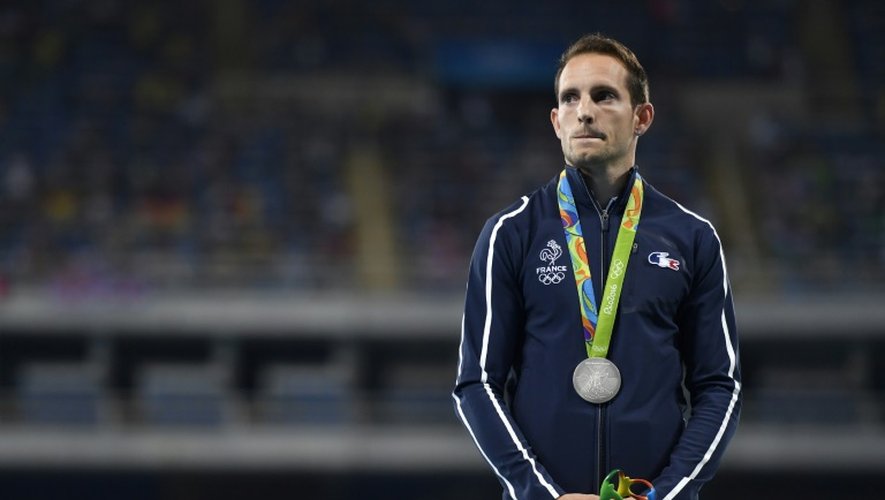 Renaud Lavillenie en larmes sur le podium de la perche des Jeux de Rio, le 16 août 2016