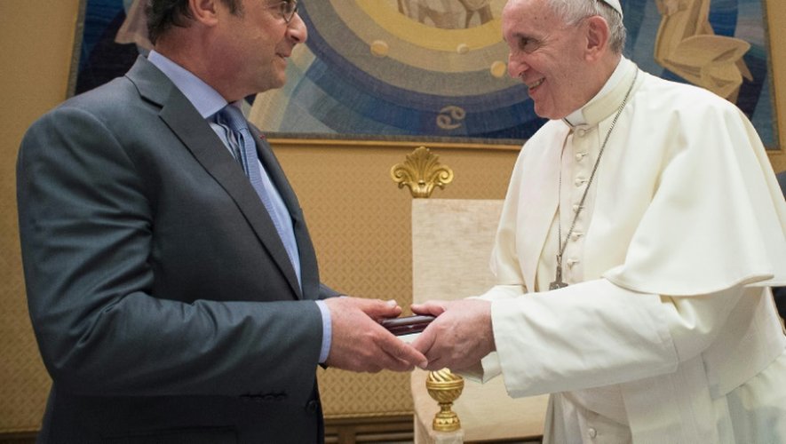 Le président français François Hollande (g) et le pape François, le 17 août 2016 au Vatican