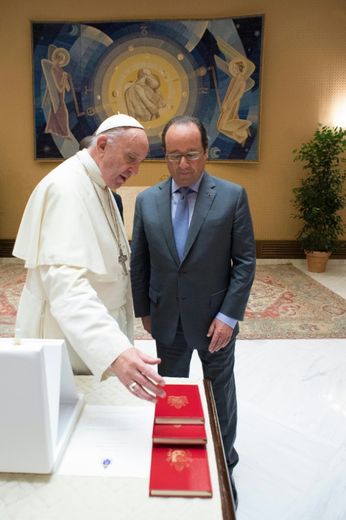 Le pape François (g) et le président français François Hollande, le 17 août 2016 au Vatican