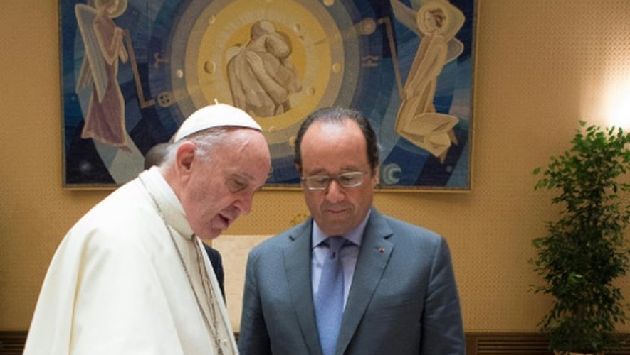 Le pape François (g) et le président français François Hollande, le 17 août 2016 au Vatican
