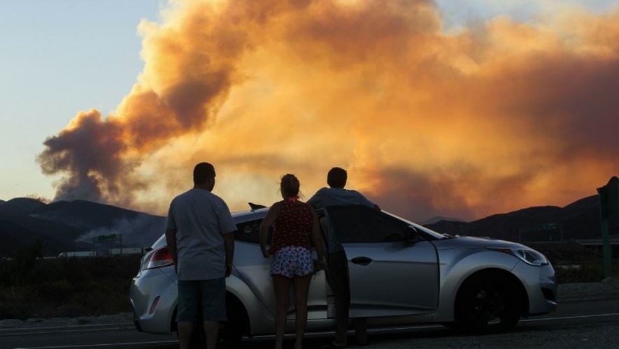 Des gens observent l'incendie de Blue Cut à l'est de Los Angeles, aux Etats-Unis, le 16 août 2016