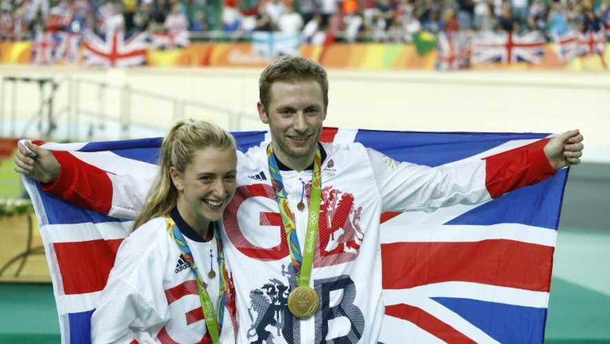 Les pistards britanniques Jason Kenny et sa fiancée Laura Trott, sacrés au keirin et à l'omnium sur le vélodrome de Rio, le 16 août 2016