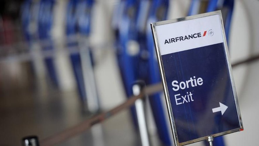La direction d'Air France a définitivement enterré jeudi le projet controversé de low cost Transavia, dans l'espoir de trouver une porte de sortie à la grève, la plus longue jamais organisée par les pilotes de la compagnie
