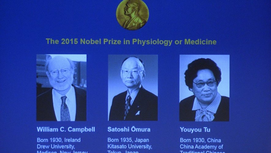 Les portraits des trois lauréats du prix Nobel de médecine visibles sur un écran lors de la conférence de presse du comité Nobel, le 5 octobre 2015 à Stockholm