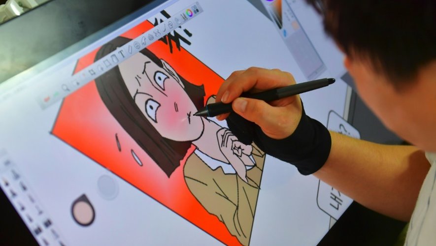 Le transfuge nord-coréen Choi Sung-Guk dessine une BD comique à Seoul, le 9 août 2016