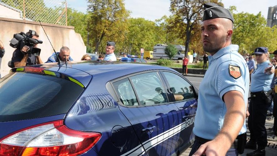 Un véhicule de police dans lequel se trouve un jihadiste présumé, quitte Lodève (Hérault) pour se rendre à Montpellier le 24 septembre 2014