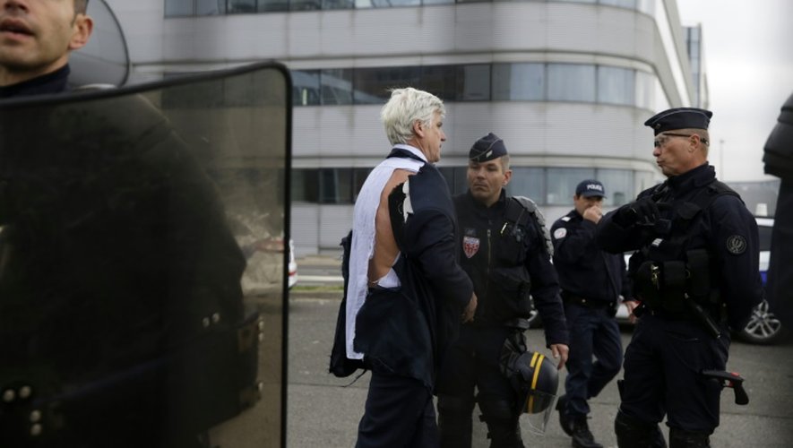 Le directeur d'Air France, Pierre Plissonnier, est évacué le 5 octobre 2015, après un comité central d'entreprise (CEE)