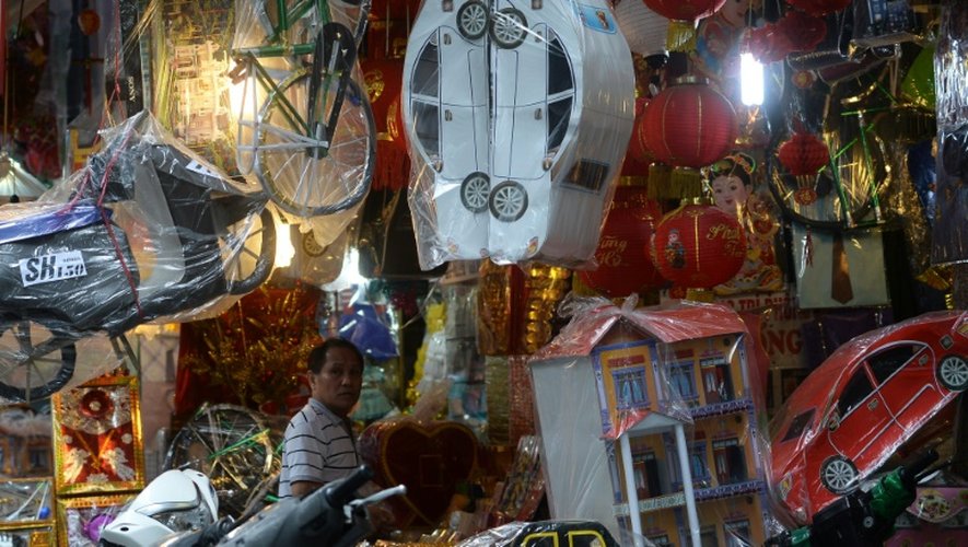 Des reproductions de voitures et de motos en papier dans un magasin à Hanoï, le 16 août 2016