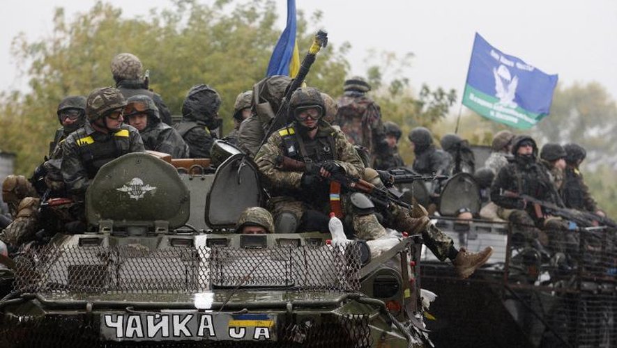 Des soldats ukrainiens en patrouille sur une route, dans la région de Donetsk, le 24 septembre 2014